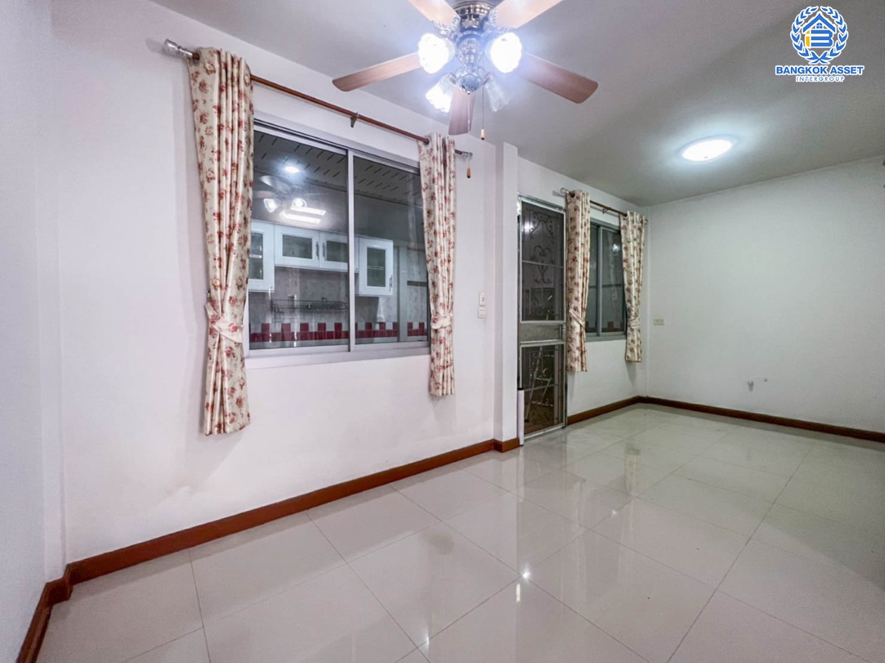 *****ทาวน์เฮ้าส์มือสองย่านนนทบุรี ม.เอดรีม ราชพฤกษ์-ตลิ่งชัน บนเนื้อที่ 21 ตร.ว. ฟังก์ชันจัดเต็ม 3 ห้องนอน 2 ห้องน้ำ 1 ที่จอดรถ รายล้อมด้วยสิ่งอำนวยความสะดวกมากมาย เป็นส่วนตัวใกล้ทางด่วนศรีรัช และรถไฟฟ้าสายสีแดง สถานี"ตลิ่งชัน"